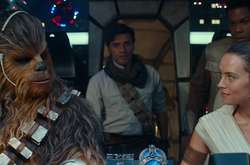  Лесбийский поцелуй не имеет никакого значения для сюжета 
  