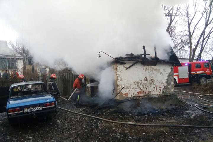 На Київщині згорів гараж (фото)