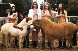Обнаженные студентки с собаками и пони попали на благотворительный календарь
