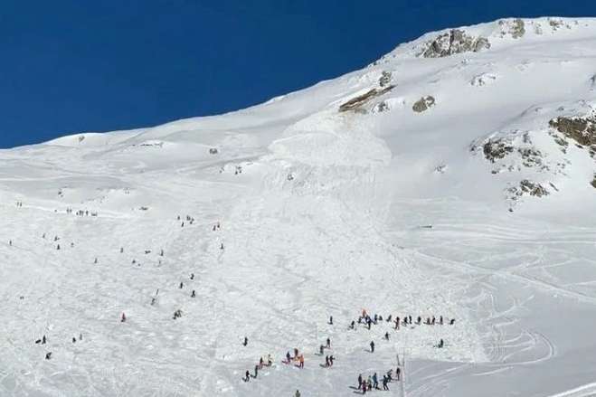 В Альпах снігова лавина накрила групу лижників (відео)