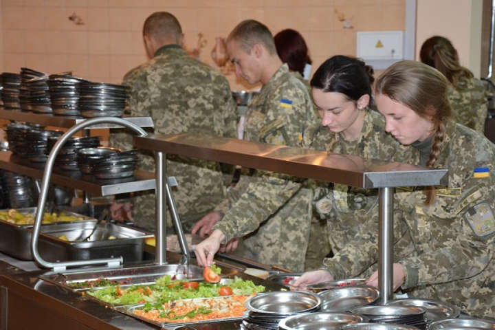 З 2020 року Збройні сили перейдуть на нову систему харчування – міністр оборони