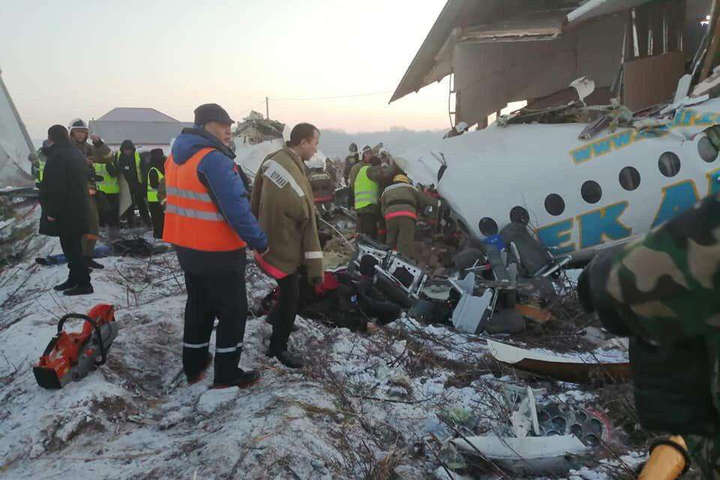 У Казахстані розбився пасажирський літак з сотнею людей на борту