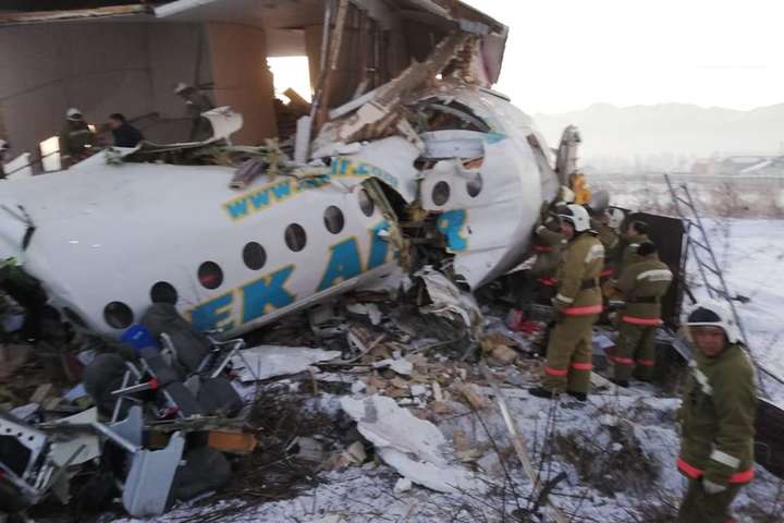 З’явилися фото і деталі масштабної авіакатастрофи у Казахстані