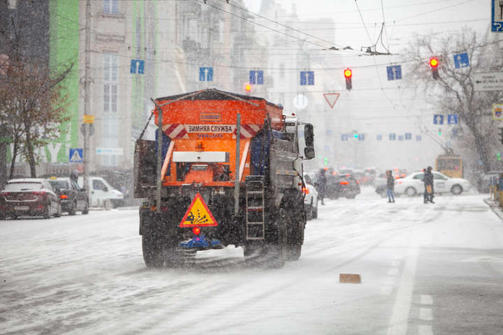 Дорожні служби Києва звітують про готовність до снігопадів