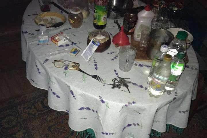 На Київщині чоловіки отруїлися сурогатом алкоголю: один помер