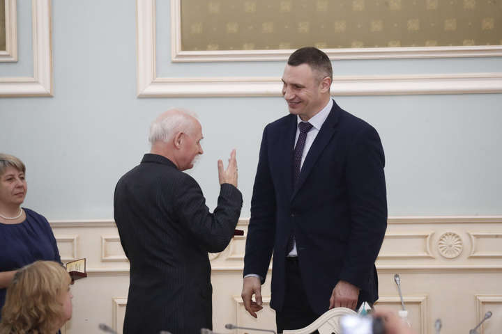 З нагоди новорічних свят Кличко нагородив кращих киян (фото)