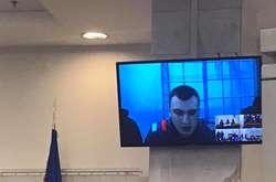 Павло Аброськін бере участь у судовому засіданні російським триколором на плечі