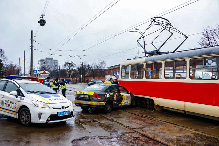 На Берестейці транспортний колапс: таксі влетіло у трамвай (фото, відео)