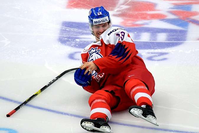 Росіяни зламали найкращого хокеїста збірної Чехії. Він вибув до кінця чемпіонату (відео зіткнення)