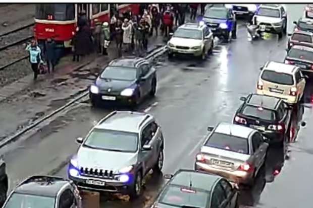 На бульварі Лепсе автівка збила жінку, яка перебігала дорогу (відео)
