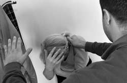 На Донеччині рецидивіст тримав жінку в заручницях, вимагаючи гроші