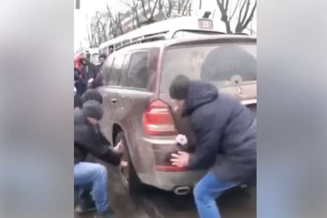 «Лось» на Mercedes заблокував рух трамваїв у Києві (відео)