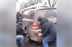 Пасажирам трамвая довелося відтягувати автівку