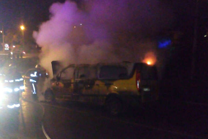 У Кременчуці на одній з вулиць спалахнув автобус