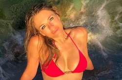  54-летняя Элизабет Херли любит откровенные образы 
  