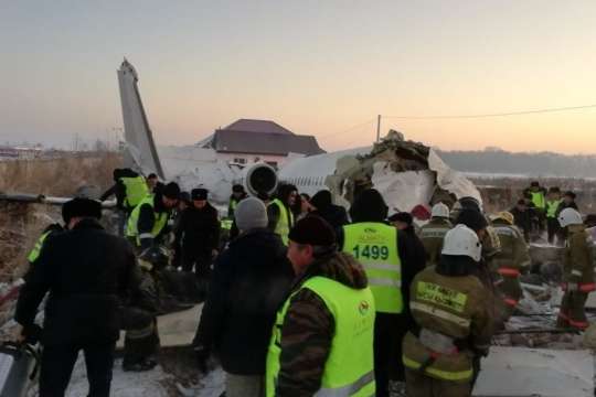 Авіакатастрофа у Казахстані: з’явилося відео з порятунком немовляти