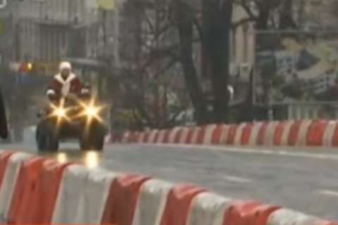 Кличко в костюме Санта-Клауса открыл движение по Шулявскому мосту (видео)