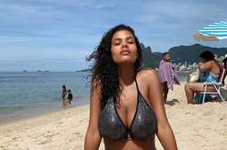 Молоденькая супруга Венсана Касселя отдыхает на бразильском побережье 
  