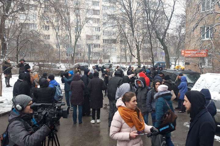 Під Лук’янівським СІЗО зростає кількість протестувальників