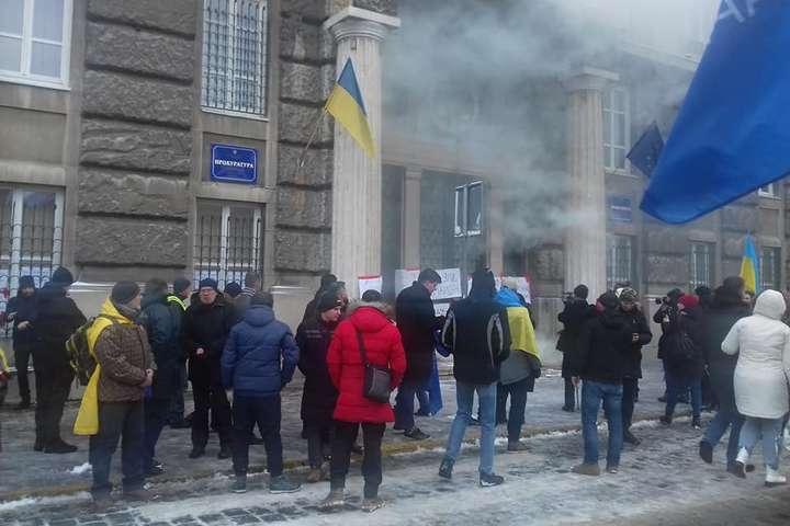 У Львові активісти пікетують обласну прокуратуру