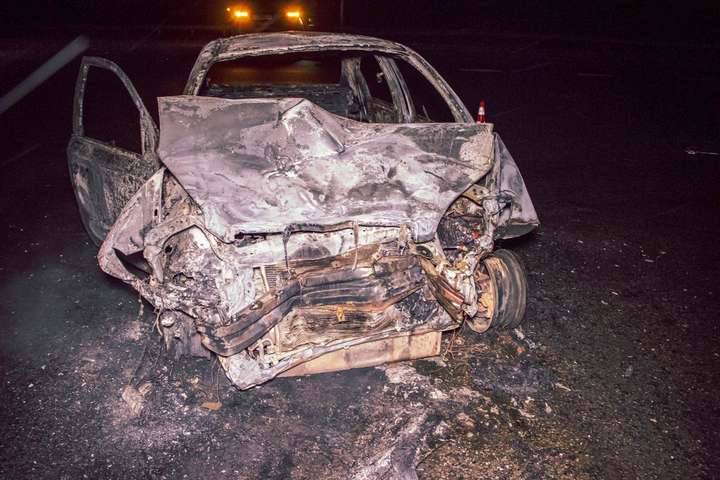 На трасі Київ-Одеса Chevrolet протаранив Land Rover: одне авто згоріло дотла (фото, відео)