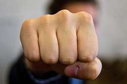 У Києві поліцейський приїхав на бійку зятя і тещі та потрапив «під роздачу»