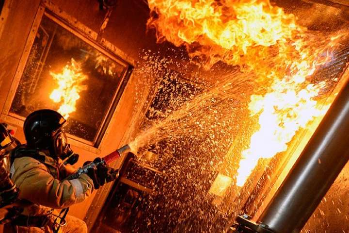 В Киеве произошел пожар в многоэтажке - есть погибший