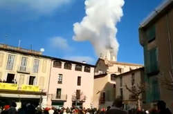 Постраждалих доставили в лікарню, а пожежні заявили, що дзвіниця не отримала структурних пошкоджень