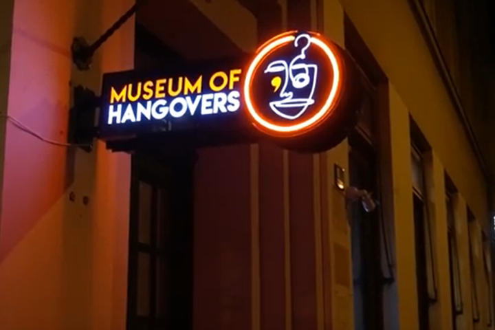 У Хорватії відкрився музей похмілля, де роздають «п'яні окуляри»