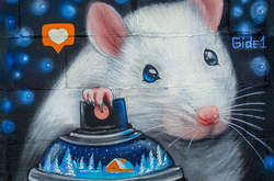 В Киеве появился сказочный мурал с символом 2020 года (фото)