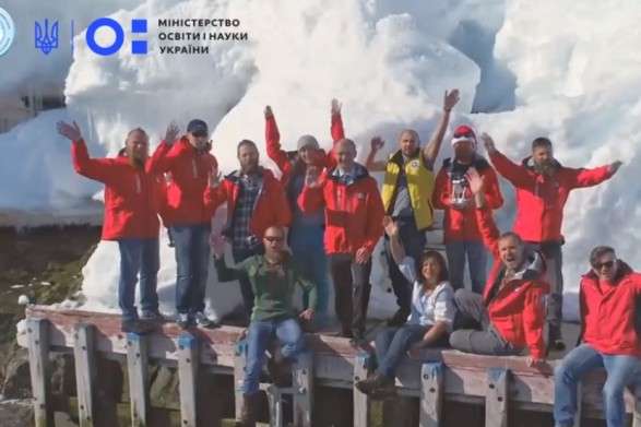 Вітання з Антарктиди: українські полярники побажали сонця і миру