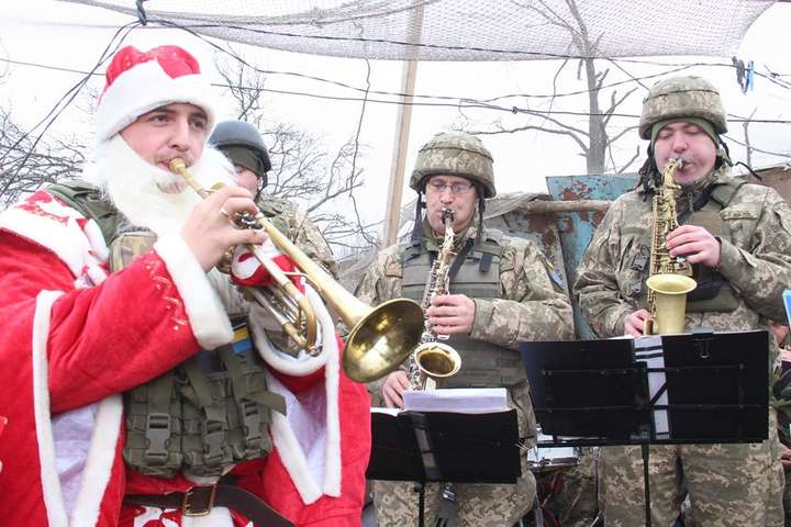 Для українських військових на передовій виступив духовий оркестр