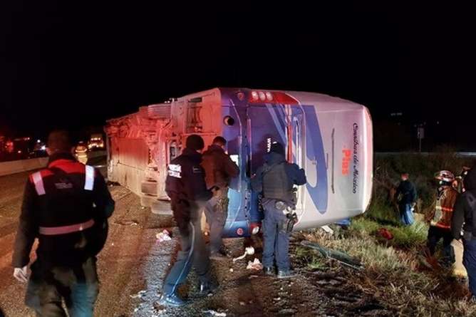 У Мексиці перекинувся рейсовий автобус: два десятки постраждалих