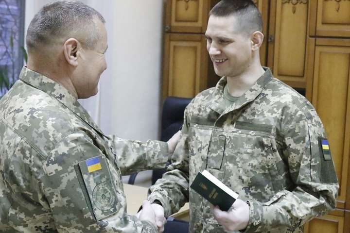 Звільнені з полону українські військові «під ялинку» отримали нові документи