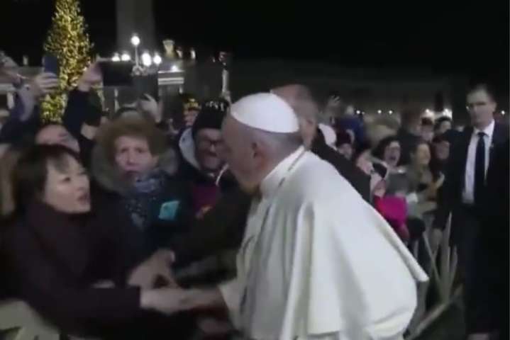 Папа Римський вдарив жінку по руках