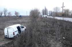 Хлопець за кермом «Пежо» на заокругленні ділянці дороги не впорався з керуванням і з’їхав у кювет