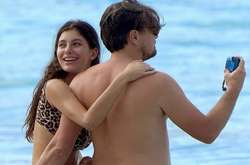  Спутница ДиКаприо восхитила идеальной фигурой 
  