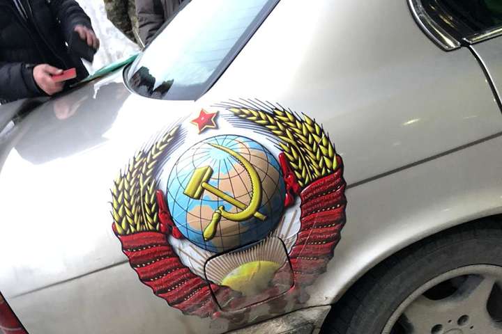 Прикордонники затримали молдаванина на BMW, обклеєному символікою СРСР (фото)
