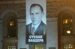 Банер зі світлиною Степана Бандери на будівлі Київської міської держадміністрації