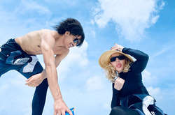  По сообщениям СМИ, влюбленные познакомились в 2015 году, когда Уильямс проходил прослушивания для тура певицы 
  