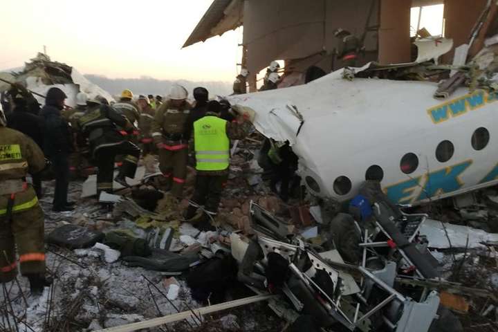 Авіакатастрофа в Казахстані: з’явилося відео моменту падіння літака