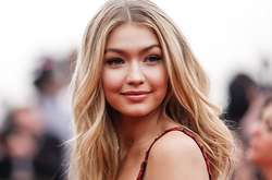 Джиджи Хадид обнажила грудь для календаря