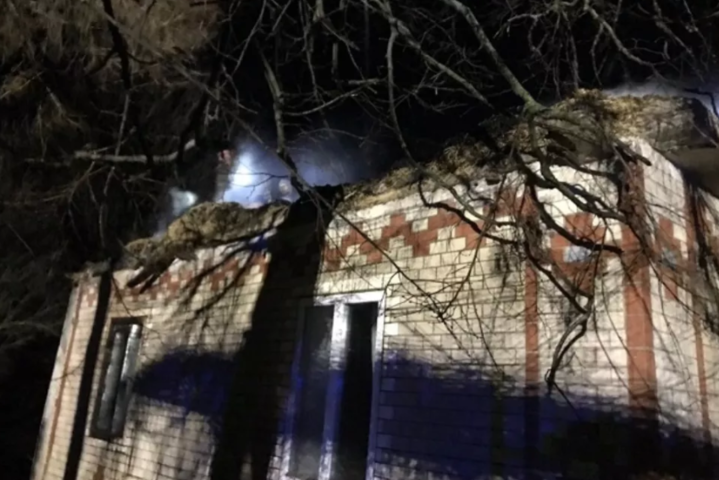 У Калинівському районі молодики врятували з палаючого будинку хвору жінку