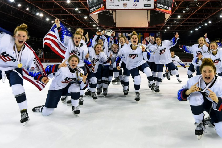 Американки у класичному протистоянні обіграли Канаду в фіналі чемпіонату світу з хокею (відео)