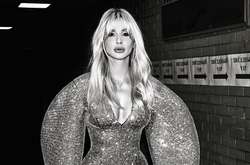  Исполнительница славится своими экстравагантными образами 
  