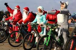 «Діди Морози» на велосипедах, бігових доріжках і в марафонських забігах – як спортивні українці зустріли 2020