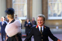 Род Стюарт з дружиною після церемонії в Букінгемському палаці