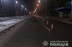 На Донеччині автомобіль наїхав на чоловіка, який лежав на дорозі