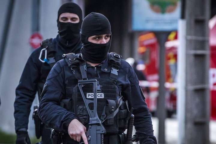 Напад із ножем поблизу Парижа поліція розслідує як теракт
