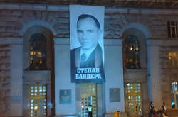 Банер з портретом Степана Бандери на фасаді КМДА, 1 січня 2020 року